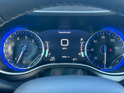 Used 2024 Chrysler Pacifica Touring-L FWD image 26
