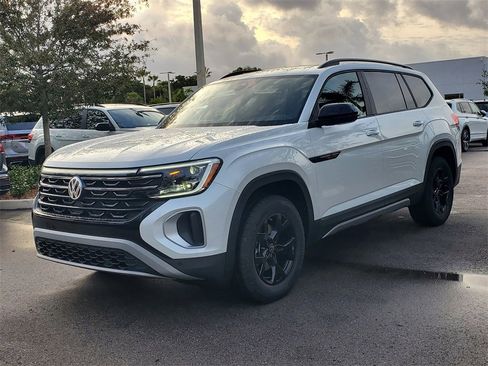 New 2026 Volkswagen Atlas Peak Edition image 3