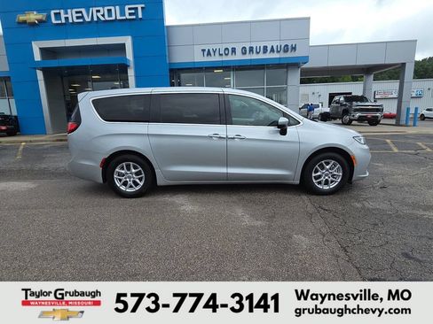 Used 2023 Chrysler Pacifica Touring-L FWD image 1