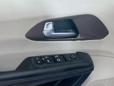 Used 2018 Chrysler Pacifica Touring-L FWD image 24
