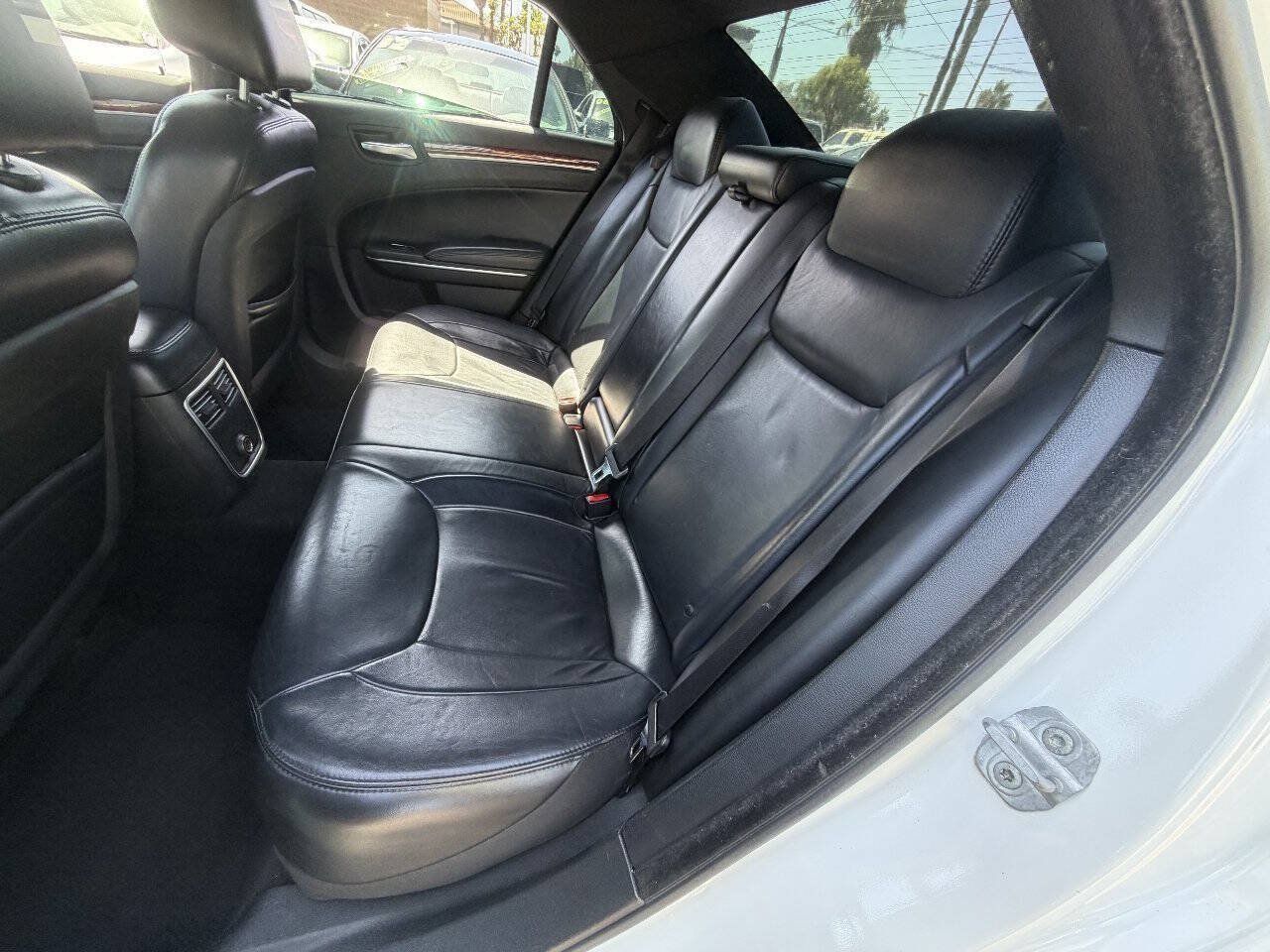 Used 2014 Chrysler 300 RWD image 9