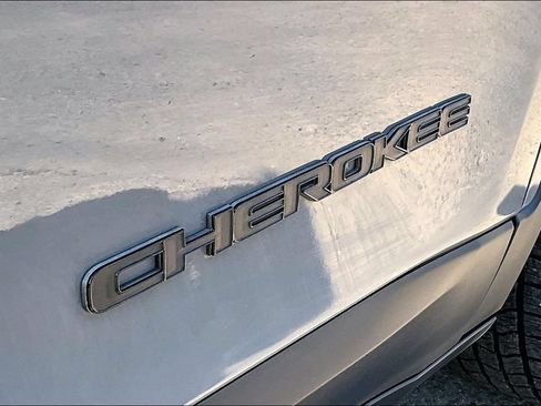Used 2023 Jeep Cherokee Altitude Lux AWD/4WD image 11