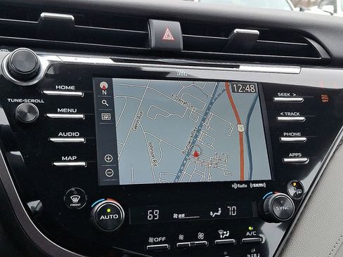 Used 2020 Toyota Camry XLE w/ Sunroof Package image 11