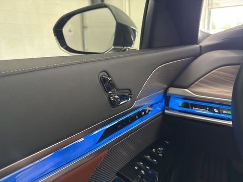 Used 2024 BMW i7 xDrive60 w/ Premium Package image 53