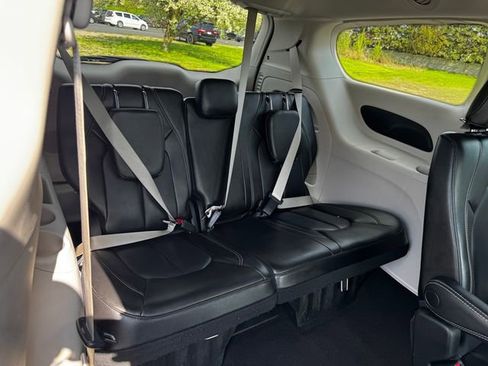 Certified 2023 Chrysler Pacifica Touring-L FWD image 16