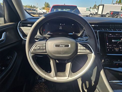 Used 2023 Jeep Grand Cherokee L Laredo image 15