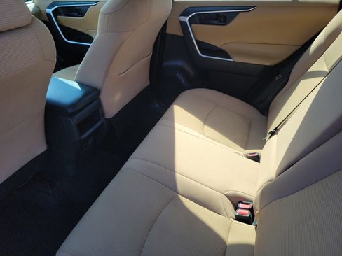 Used 2021 Toyota RAV4 LE image 10