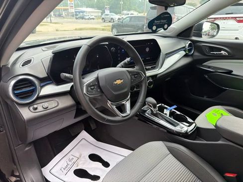 Used 2025 Chevrolet Trax LT w/ Sunroof Package FWD image 22