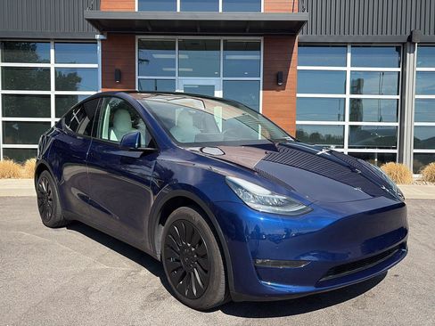 Used 2022 Tesla Model Y Long Range AWD/4WD image 2