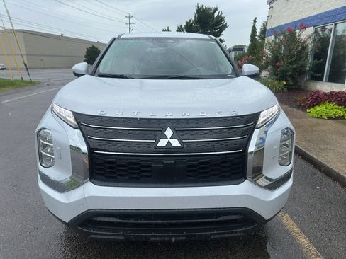 Used 2023 Mitsubishi Outlander ES AWD/4WD image 9