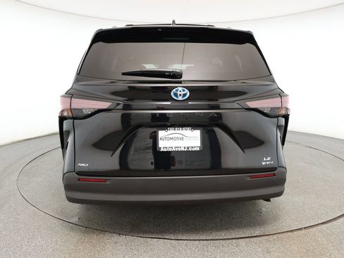 Used 2025 Toyota Sienna LE image 5