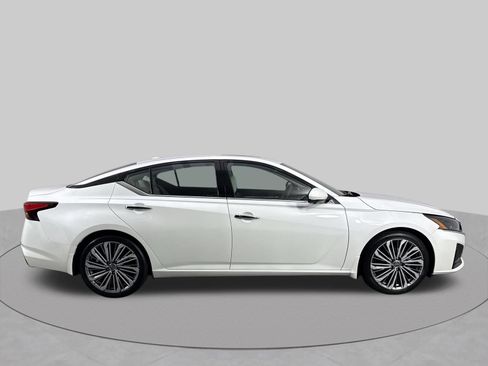 Used 2024 Nissan Altima 2.5 SL FWD image 37