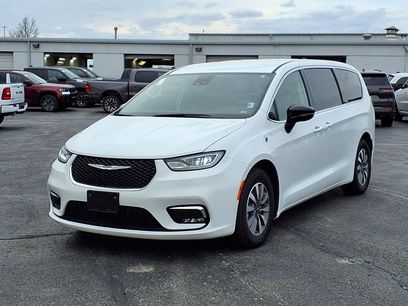 Used 2024 Chrysler Pacifica Select