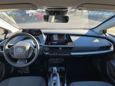 Used 2025 Toyota Prius LE image 31