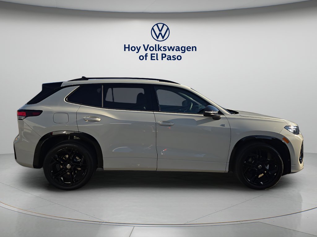 New 2026 Volkswagen Tiguan SE R-Line FWD image 2
