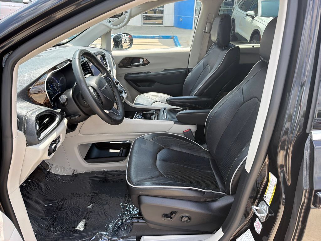 Used 2023 Chrysler Pacifica Limited FWD image 9