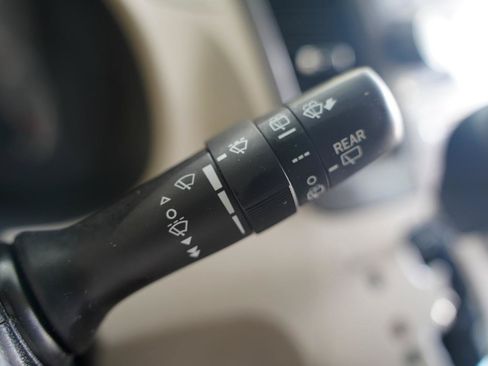 Used 2011 Toyota Sienna LE FWD image 16