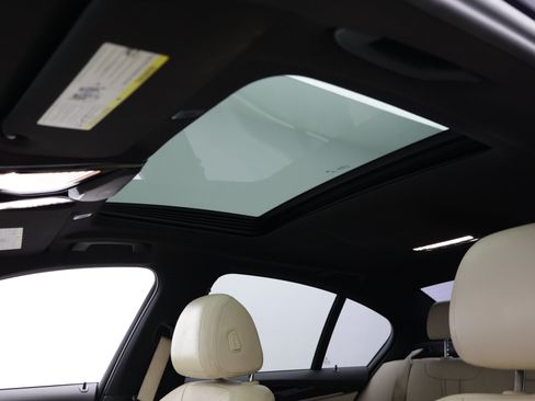 Used 2017 BMW 530i RWD image 4