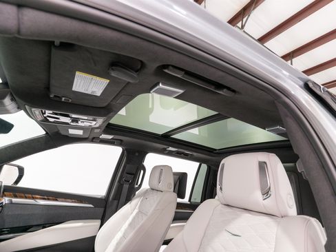 Used 2026 Cadillac Escalade ESV Platinum Sport w/ LPO, ONYX Package AWD/4WD image 18