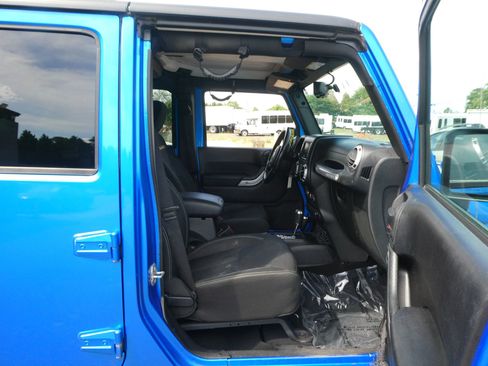 Used 2016 Jeep Wrangler Unlimited Sahara w/ Dual Top Group AWD/4WD image 23