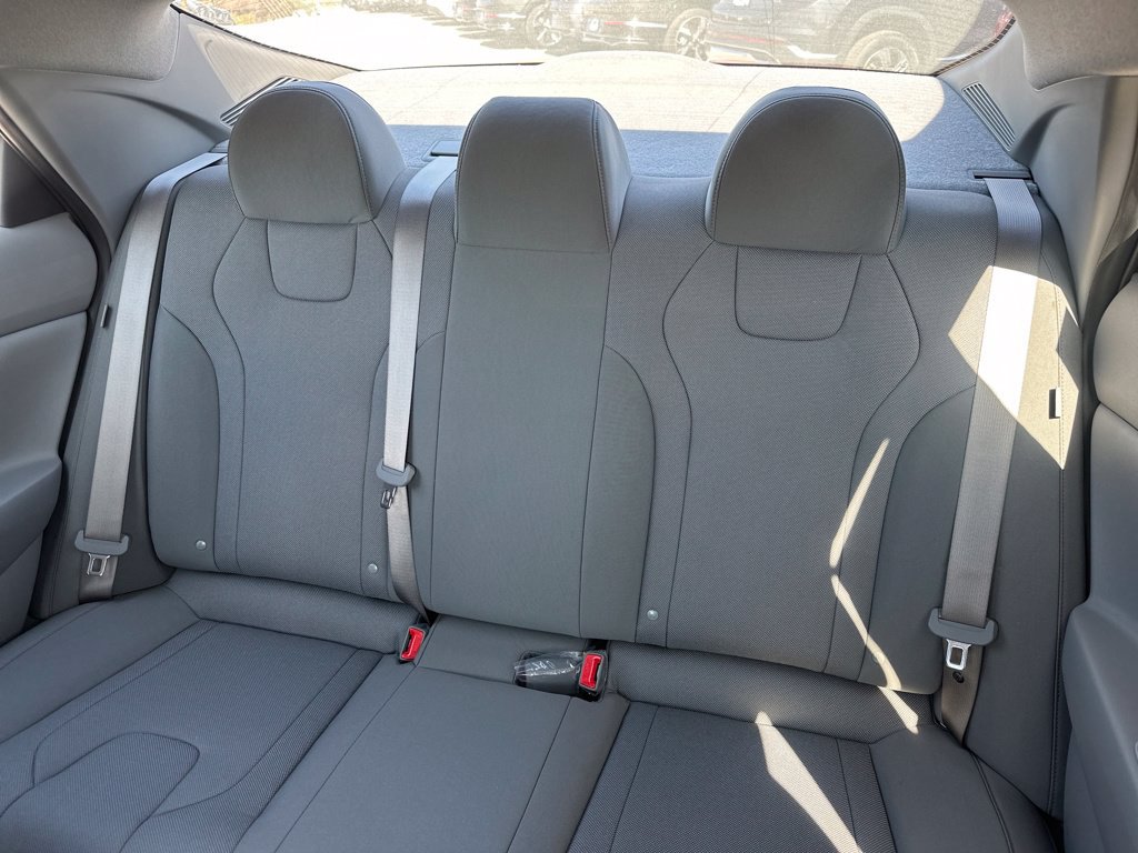 Used 2026 Hyundai Elantra SE FWD image 28