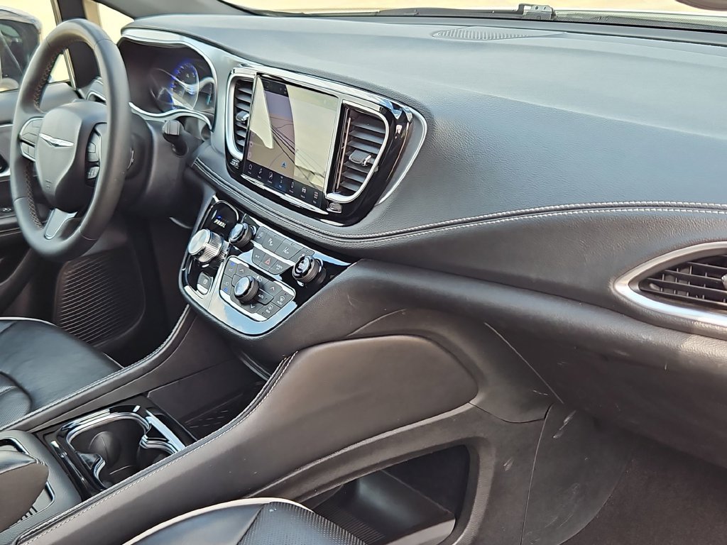 Used 2025 Chrysler Pacifica Limited FWD image 29