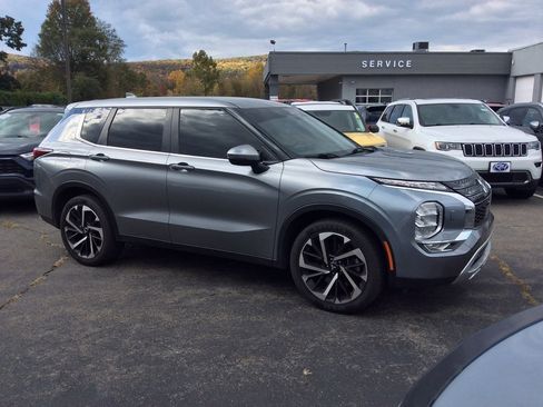 Used 2023 Mitsubishi Outlander SE image 9