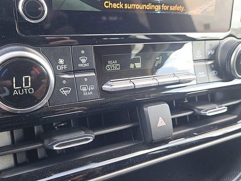 Used 2023 Toyota Highlander L FWD image 13