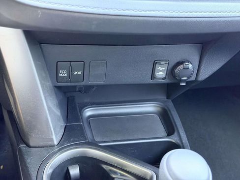 Certified 2018 Toyota RAV4 LE FWD image 6