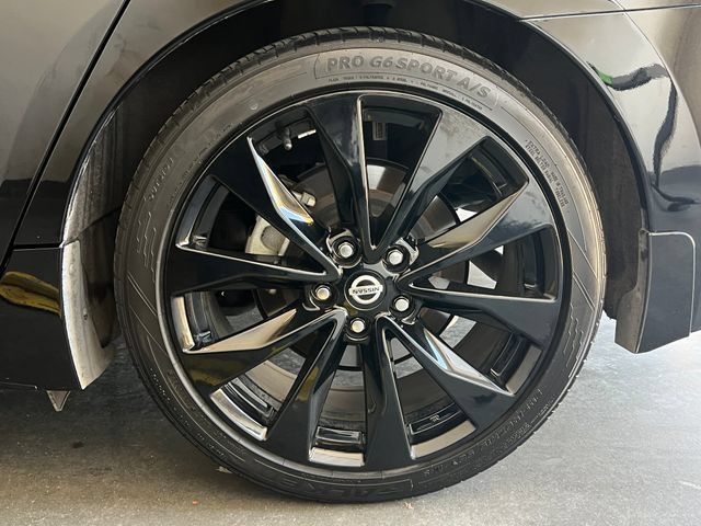 Used 2022 Nissan Maxima SR w/ Sport Mat Group FWD image 10