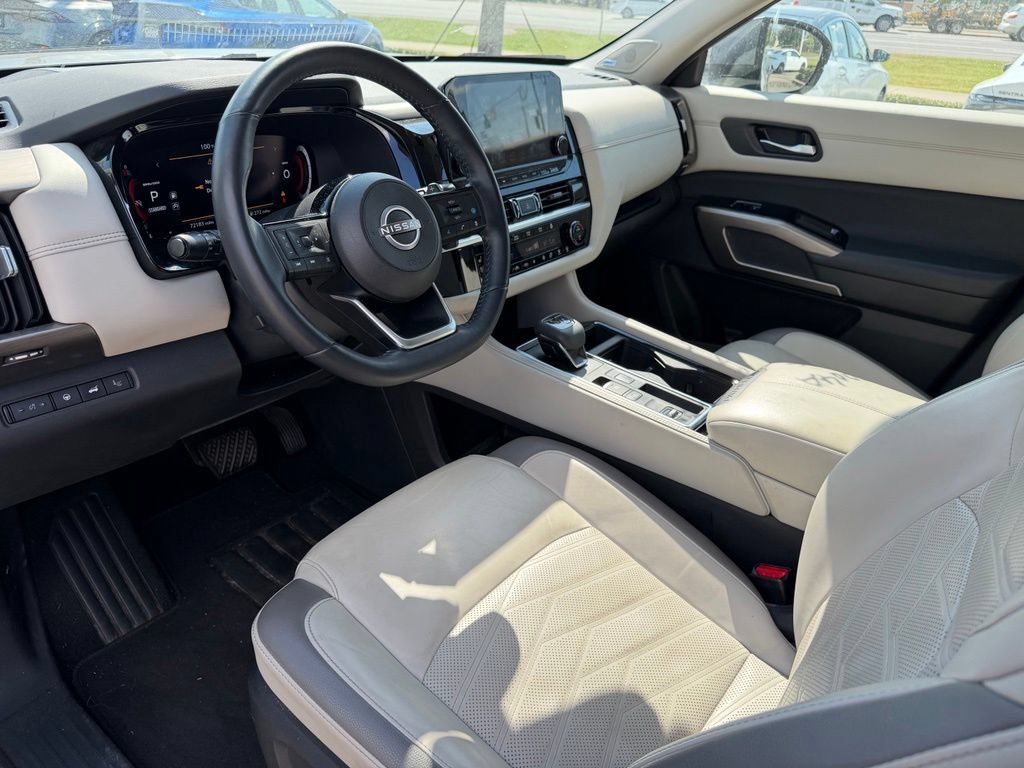 Used 2022 Nissan Pathfinder Platinum w/ Lighting Package (N92) FWD image 10