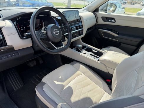 Used 2022 Nissan Pathfinder Platinum w/ Lighting Package (N92) FWD image 10