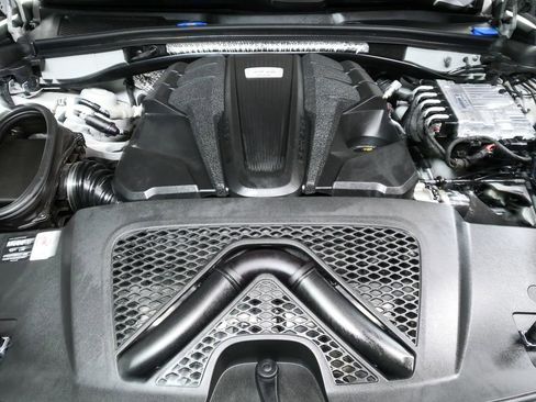 Certified 2025 Porsche Macan GTS image 33