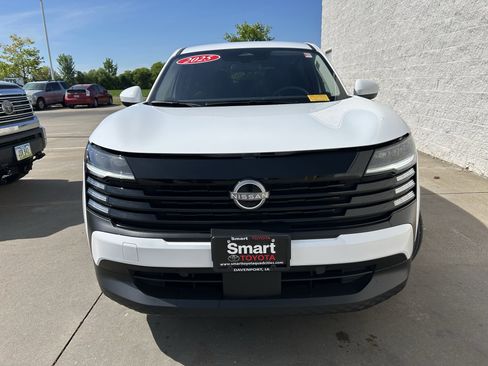 Used 2025 Nissan Kicks SV AWD/4WD image 2