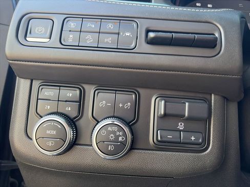 Used 2023 GMC Yukon Denali Ultimate AWD/4WD image 13
