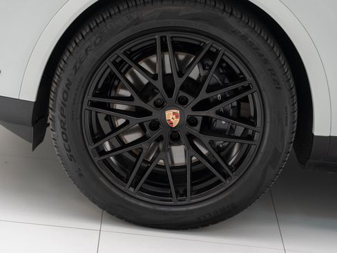 Certified 2026 Porsche Cayenne AWD/4WD image 12