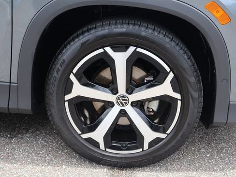 Certified 2025 Volkswagen Tiguan SE FWD image 10