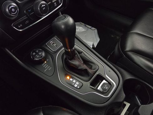 Used 2020 Jeep Cherokee Trailhawk AWD/4WD image 25