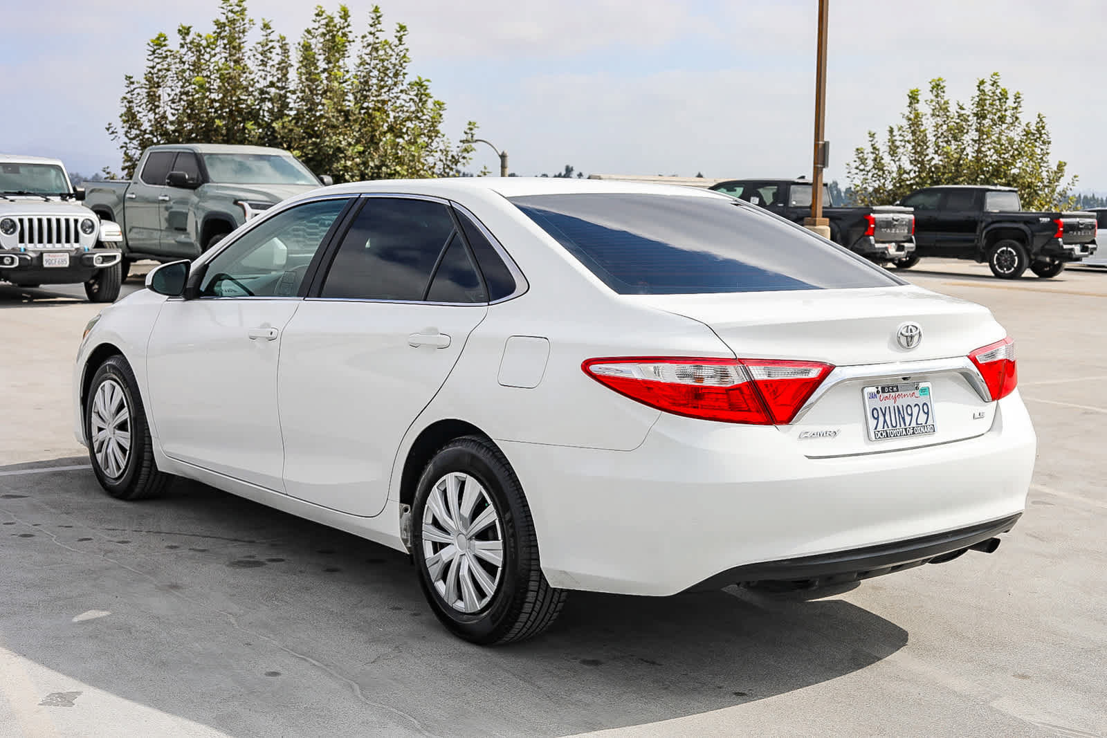 Used 2015 Toyota Camry LE FWD image 7