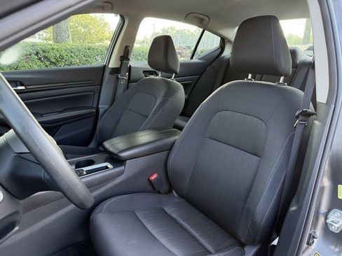 Used 2025 Nissan Altima 2.5 SV FWD image 2