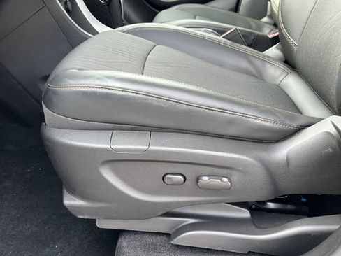 Used 2022 Chevrolet Trax LT w/ LT Convenience Package image 18