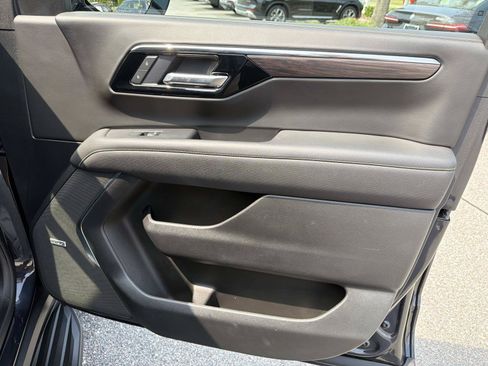 Used 2025 Chevrolet Suburban Premier RWD image 11