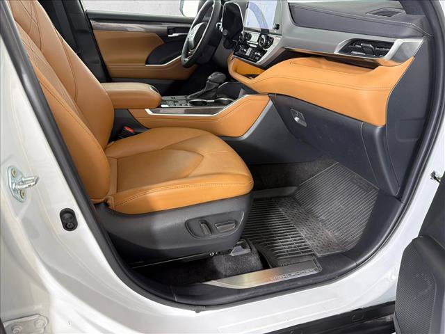 Used 2024 Toyota Highlander Platinum FWD image 15
