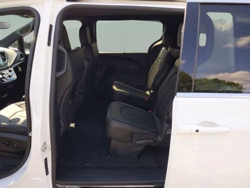 New 2026 Chrysler Pacifica Select image 16