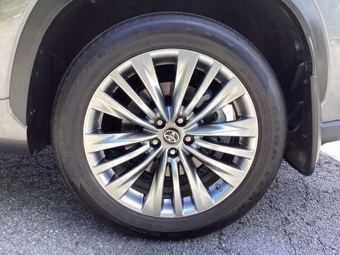 Used 2024 Toyota Highlander Platinum FWD image 21