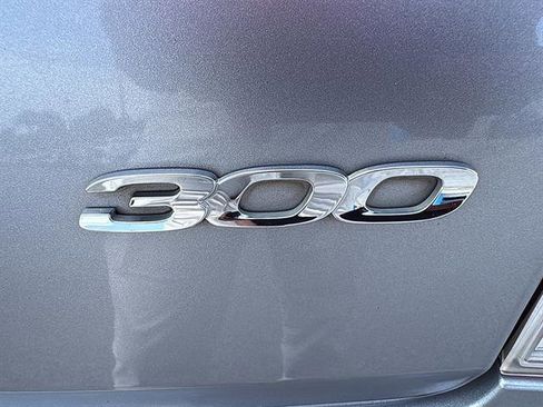 Used 2018 Chrysler 300 Limited RWD image 12