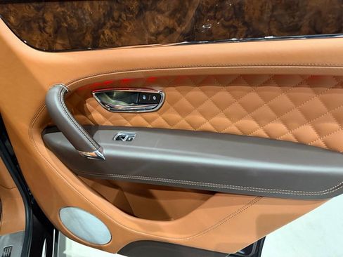Used 2018 Bentley Bentayga AWD/4WD image 38