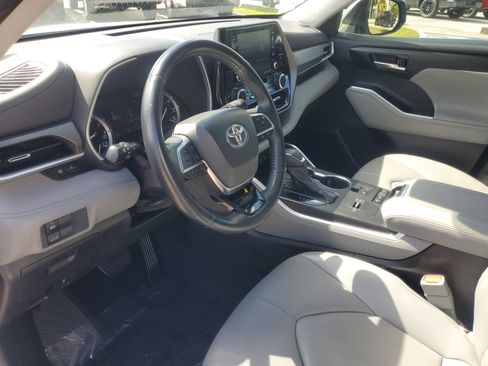 Used 2021 Toyota Highlander XLE image 18
