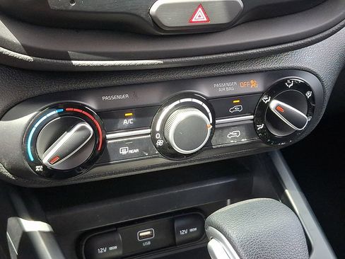 Used 2025 Kia Soul LX w/ LX Technology Package FWD image 15