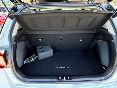 Used 2024 Hyundai Venue Limited image 12